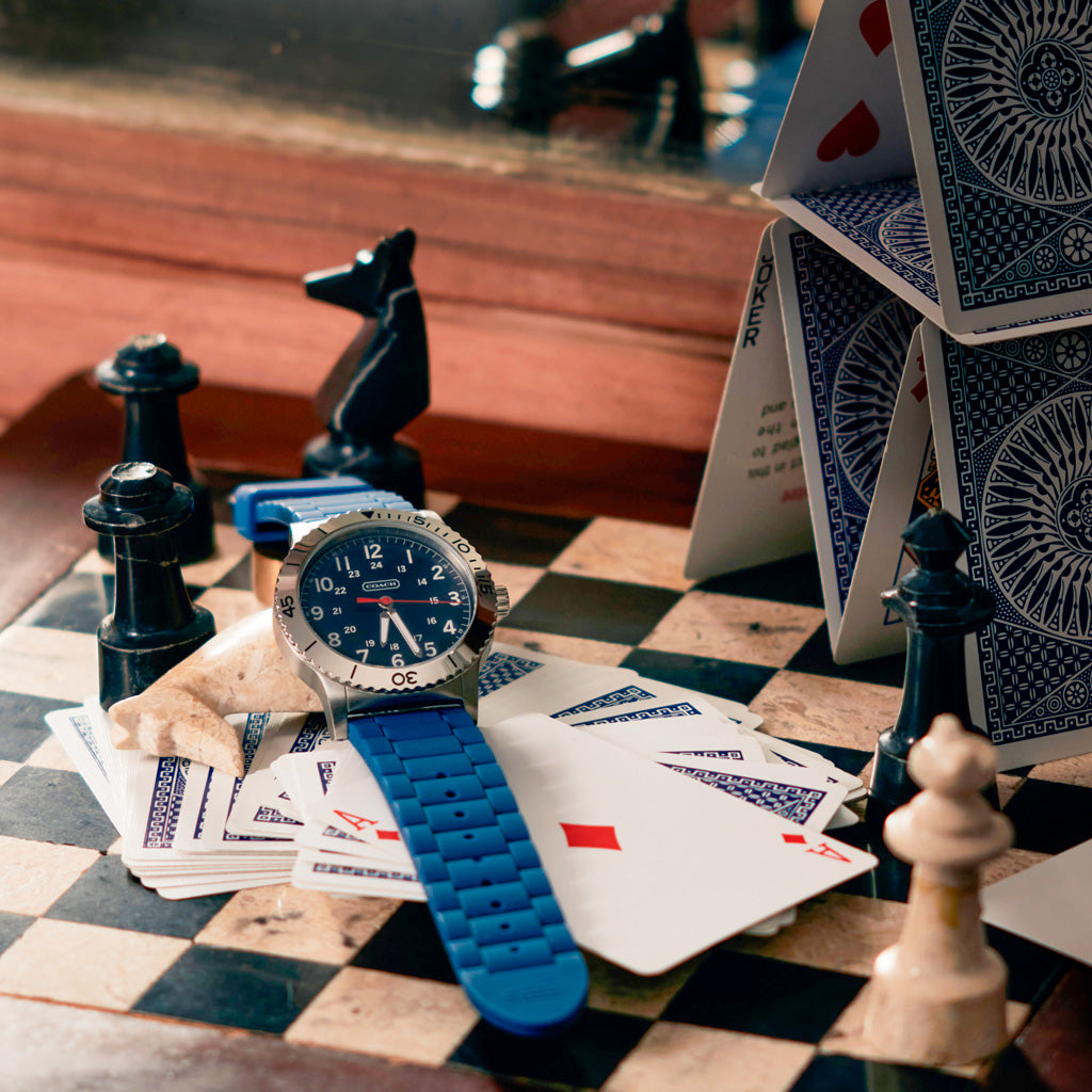 腕時計とチェスト